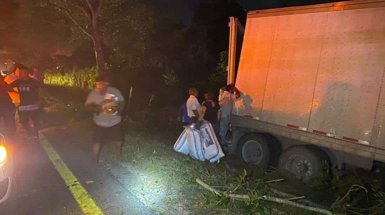 Rapiñan tráiler cargado de productos para bebé en la Cárdenas-Villahermosa