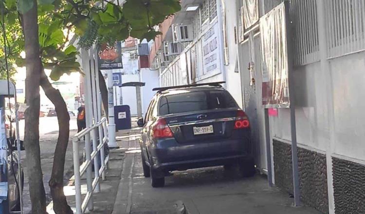 Exhiben automóvil estacionado sobre la banqueta en la entrada de la “Concha Linares”