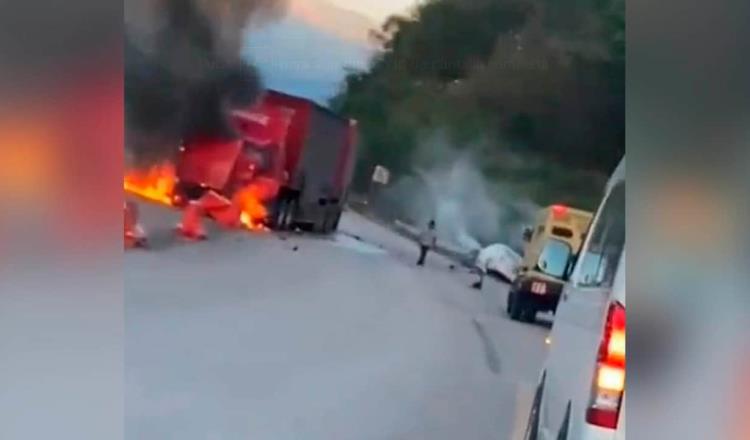Se incendia camión de “Coca” tras choque con particular, en Chiapas
