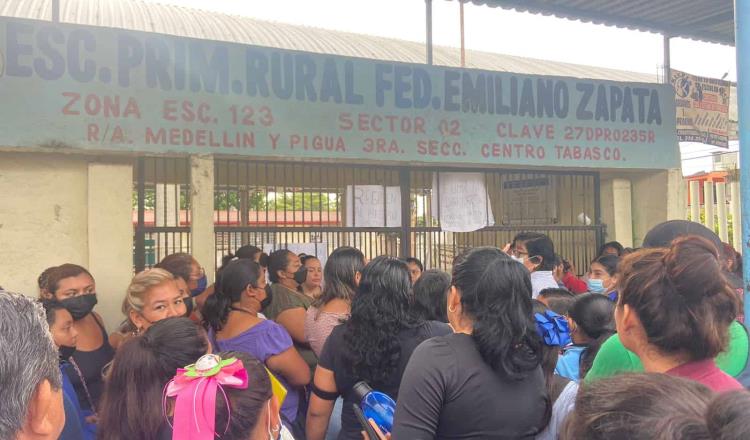Cierran padres de familia escuela en Medellín y Pigua por suspensión de maestro