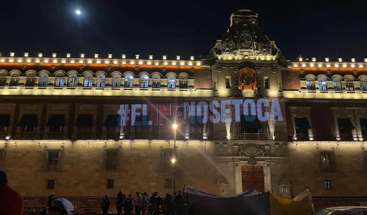 Proyectan en fachada de Palacio Nacional la frase “El INE no se toca”, tras revés a reforma electoral
