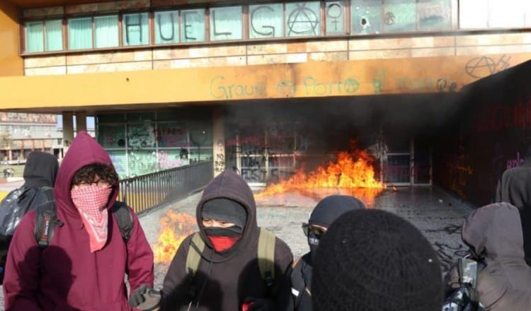 Encapuchados roban equipo en oficinas de la UNAM y vandalizan CU