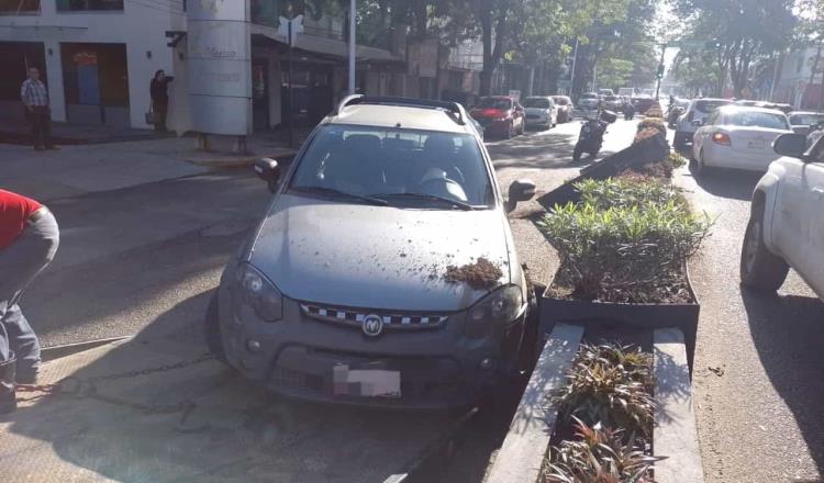 Camioneta se estrella contra jardineras de Paseo Tabasco