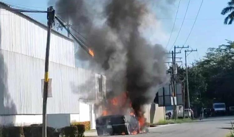 Se incendia camioneta en Anacleto Canabal primera sección 