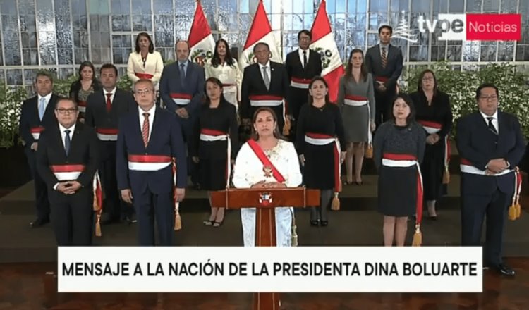 Nueva presidenta de Perú toma juramento a su gabinete