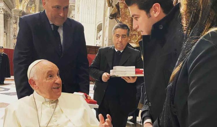 Samuel García va al Vaticano; recibe regalo del Papa Francisco