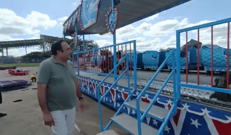 Instalan juegos mecánicos en Parque Tabasco para Feria Navideña