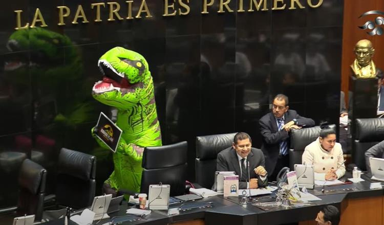 Irrumpe ‘dinosaurio’ en el Senado; era Xóchitl Gálvez protestando