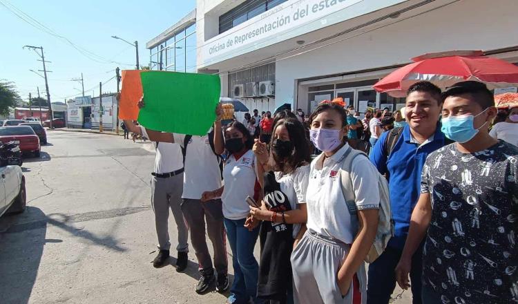 Protestan estudiantes de prepa en Villahermosa reclamando becas ‘Benito Juárez’