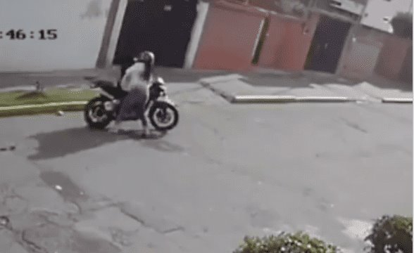 Mujer derriba a sujeto de motocicleta, tras haberla asaltado en Ecuador