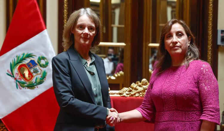 Como un acto de prepotencia calificó AMLO la visita de embajadora de EE. UU. en Perú a presidenta Boluarte