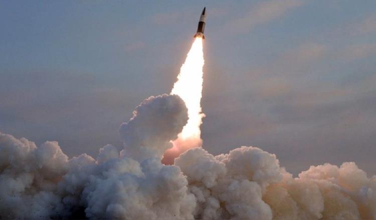 Prueba Corea del Norte dos misiles que podrían alcanzar a Japón