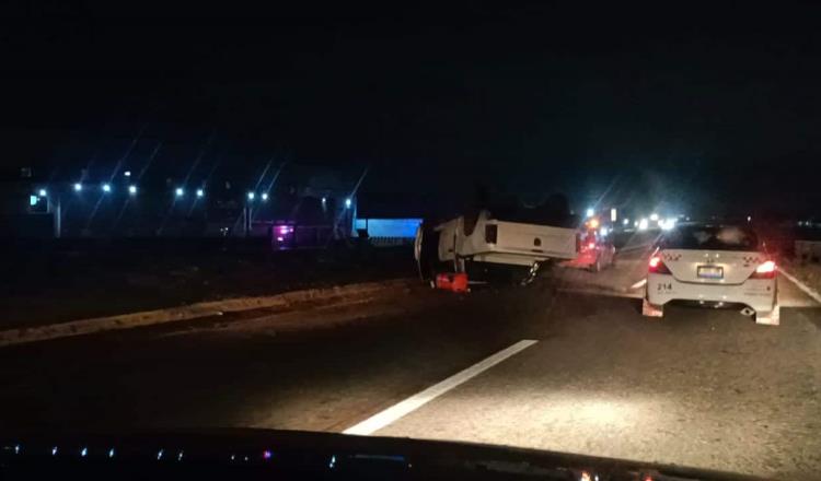 Vuelca camioneta en el libramiento Cárdenas – Villahermosa