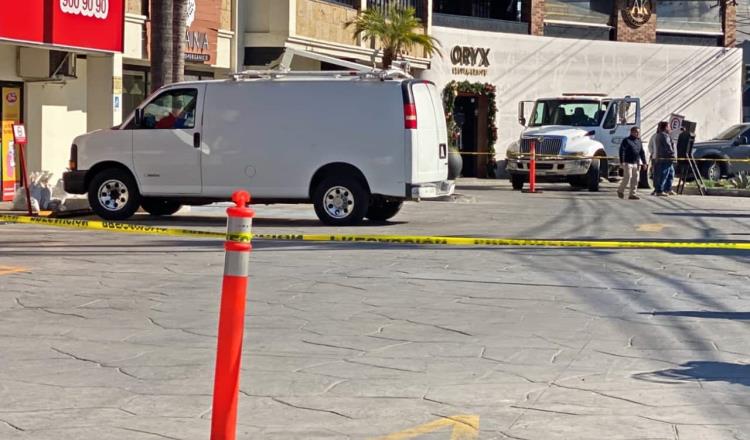 Abandonan 6 cuerpos al interior de una camioneta en plaza de Tijuana