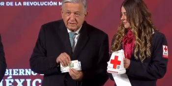 Se une AMLO a colecta anual de Cruz Roja; dona $1700 