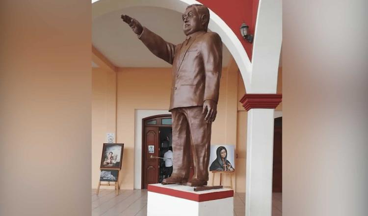 Tras fallecimiento, regidores reinstalan polémica estatua de Miguel Barbosa en Zinacatepec