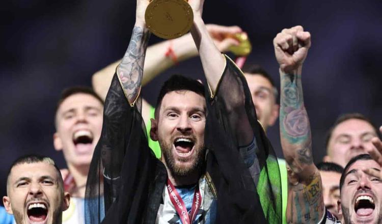Abogado ofrece 1 mdd por túnica que usó Messi en premiación de Qatar