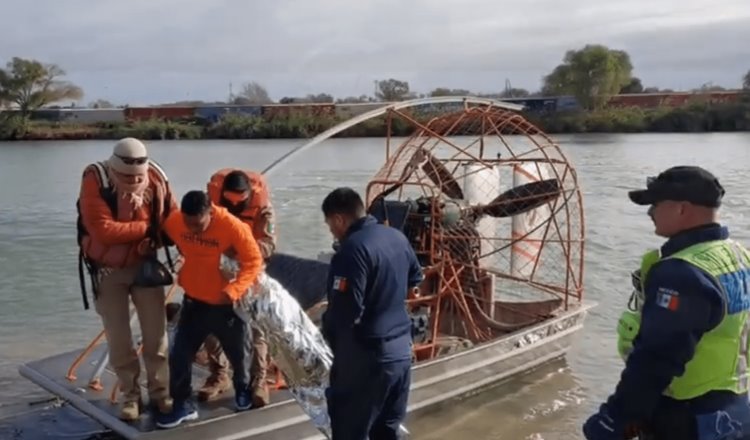 Salvan a migrantes de congelarse en el río Bravo