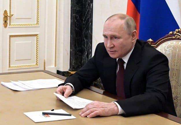 Prohíbe Putin exportar petróleo ruso a países que apliquen tope al precio