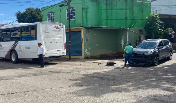 Choca camioneta contra camión de Transportes Nacionales en Méndez
