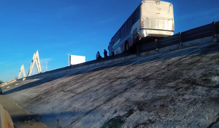 Autobús a punto de caer del puente Grijalva I colapsa 3 horas la avenida