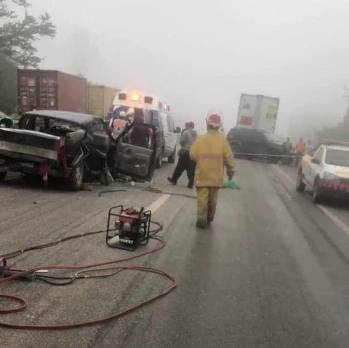 Mueren 3 personas tras choque entre tráiler y camioneta en Tamaulipas