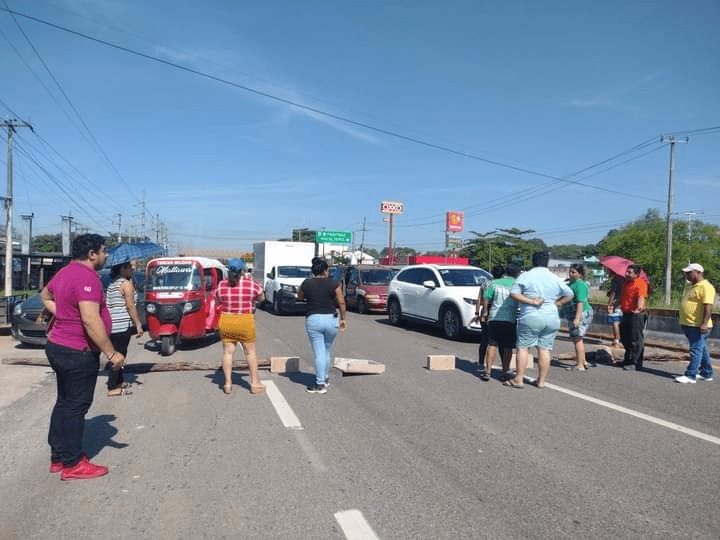 Vecinos de Tercer Milenio bloquean por 5 horas la Villahermosa-Frontera, reclaman falta de agua; SAS repara fuga