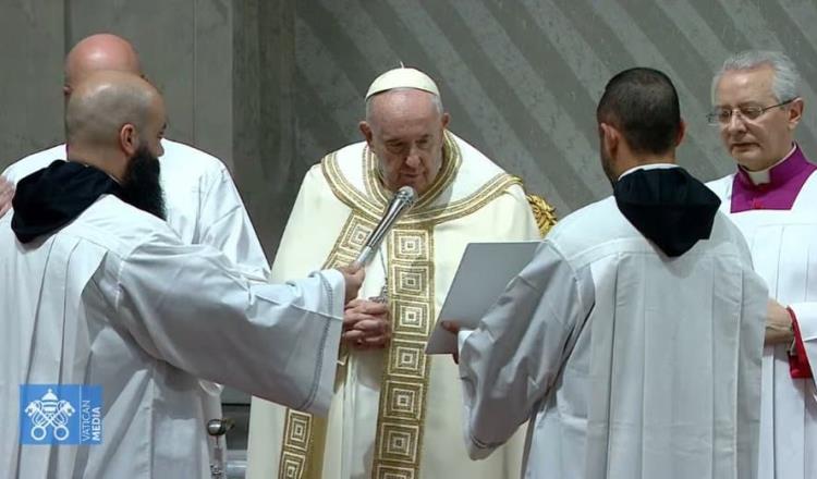 Destaca Papa Francisco bondad y gentileza de Benedicto XVI en misa de fin de año