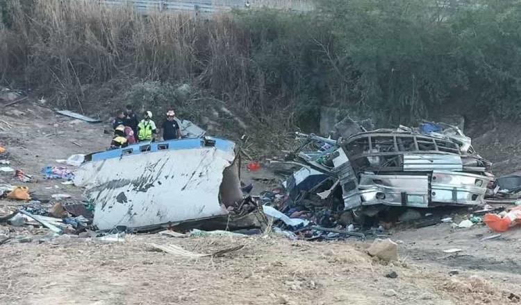 Suman ya 15 muertos tras volcadura de autobús en Nayarit