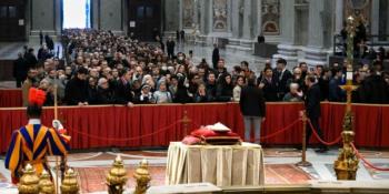 Más de 65 mil personas despidieron a Benedicto XVI en la Basílica de San Pedro