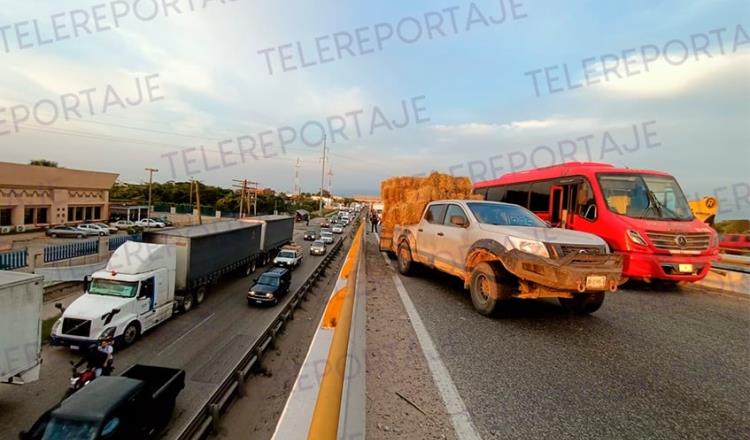 Choca camioneta contra autobús en la Villahermosa - Cárdenas