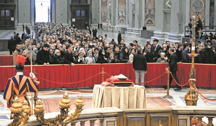 Cerca de 135 mil personas han presentado ya sus respetos a Benedicto XVI: Vaticano
