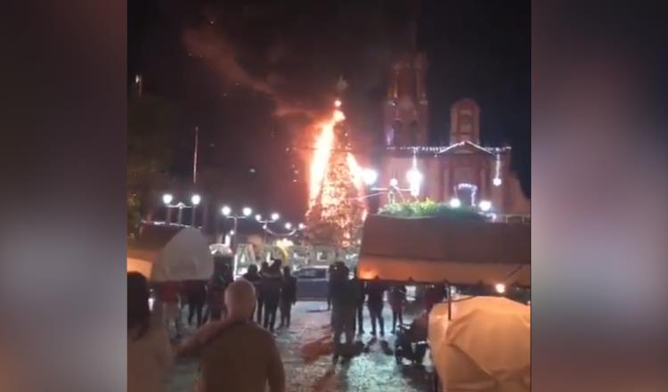 Se incendia árbol de Navidad en Cadereyta, Querétaro