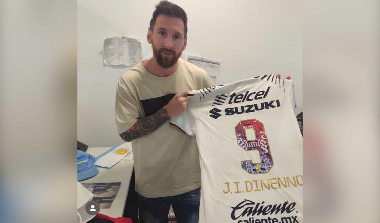 Lionel Messi presume playera de los Pumas, Dinenno lo hizo posible   