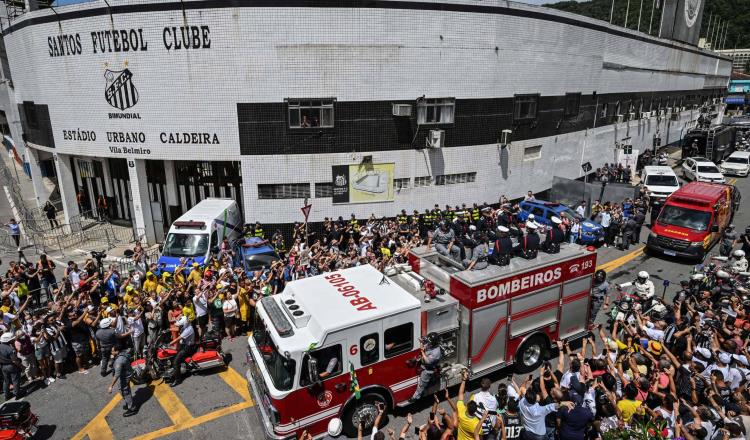 Dan último adiós al Rey Pelé, termina velatorio