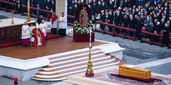 Despiden al Papa Emérito Benedicto XVI con el grito "¡Santo Súbito!"