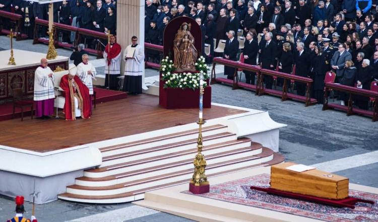 Despiden al Papa Emérito Benedicto XVI con el grito “¡Santo Súbito!”