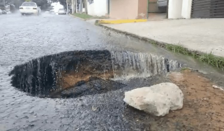 Amanece Quintín Arauz con fugas y hundimientos; avenida está recién pavimentada