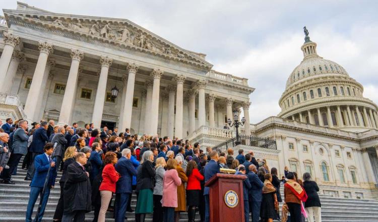 Demócratas guardan minuto de silencio en aniversario de asalto a Capitolio