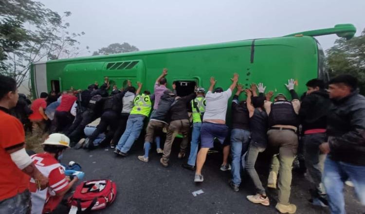 Volcadura de autobús deja un saldo de 10 personas heridas en Veracruz 