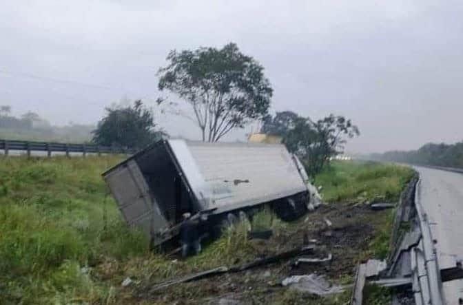 Chofer de tráiler se sale de la Coatzacoalcos-Cárdenas