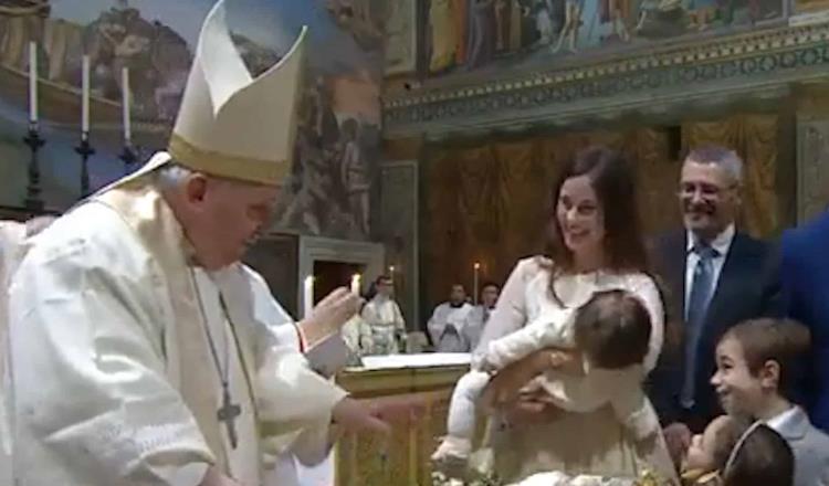 Bautiza Papa a 13 hijos de trabajadores del Vaticano