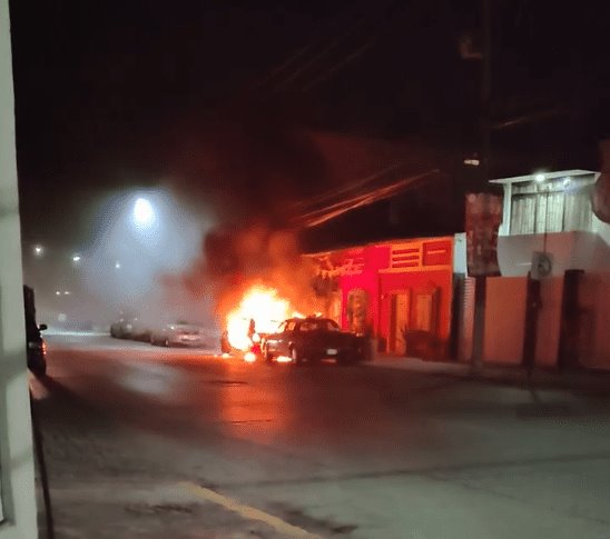 Arde vehículo en la colonia Nueva Villahermosa