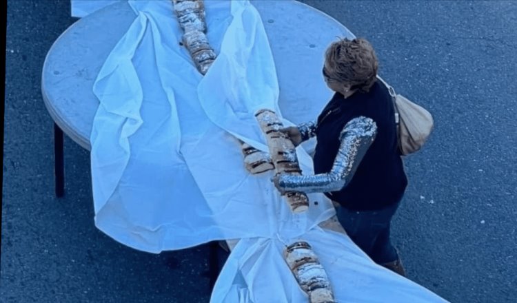 Mujer roba pedazo de rosca de Reyes que competía por récord Guinness en Mexicali