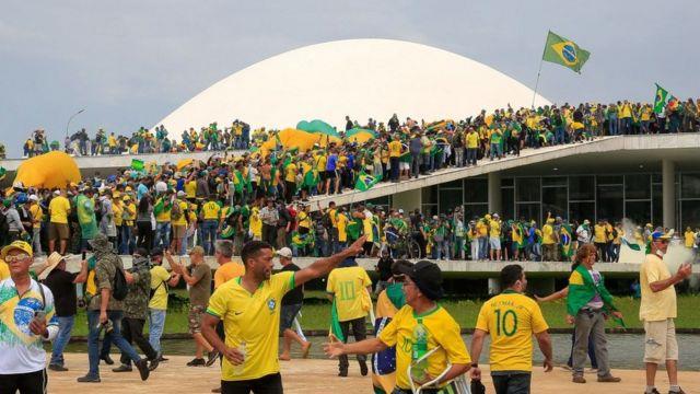 Califica AMLO como intento fallido del conservadurismo la insurrección en Brasil
