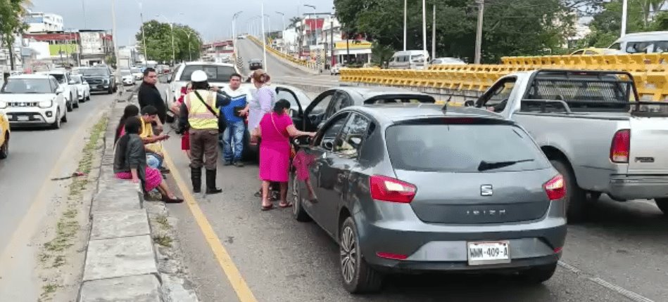 Carambola en Ruiz Cortines deja cuantiosos daños materiales