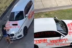 Mujer "grafitea" auto de su pareja por presunta infidelidad