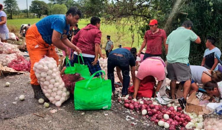 ¡Para llorar! Rapiñan torton cargado con cebollas en la Villahermosa-Frontera