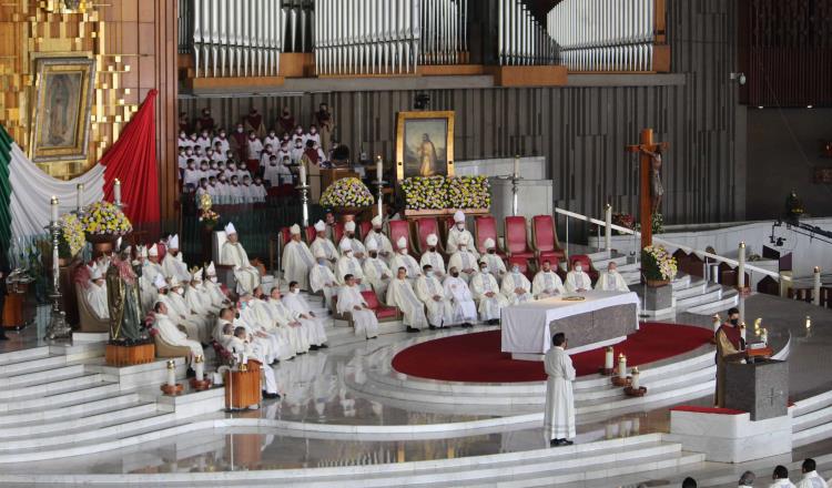 Obispos ofician misa en la Basílica de Guadalupe en memoria de Benedicto XVI