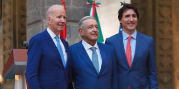 Pese a acuerdos migratorios, AMLO destaca a Biden por no construir muro